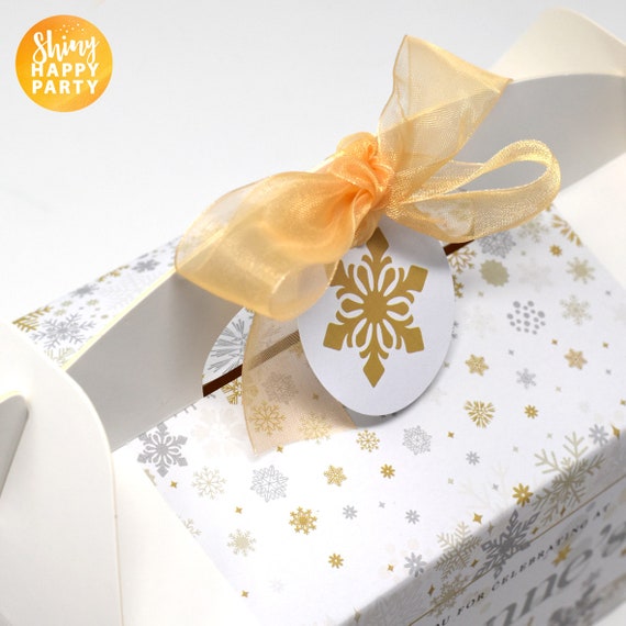 Cadre De Table De Fête De Noël Avec Des Assiettes Blanches Et Des Cadeaux  De Couverts En Or Dans Des Décorations Et Des Boules En Papier Blanc Et Or