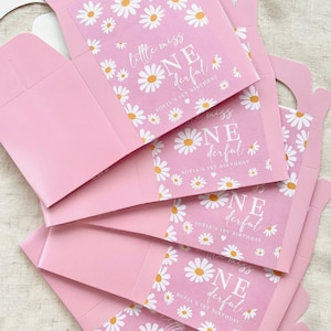 Scatola per feste personalizzata con FIORI DI MARGHERITA PASTELLO - Aggiungi un cartoncino coordinato per coordinare l'arredamento della festa - Sacchetti regalo per apparecchiare la tavola Adesivi per compleanno