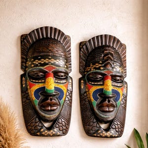 Autentica scultura a forma di maschera africana con perline per parete / Arte africana da parete / Decorazione murale / Scultura artistica africana in legno immagine 2