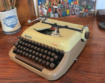 Prachtige Safari-kleuren op deze Erika Model 10, Typewriter, uit 1963, maken het een zeer knappe typemachine voor safari of op uw desktop.