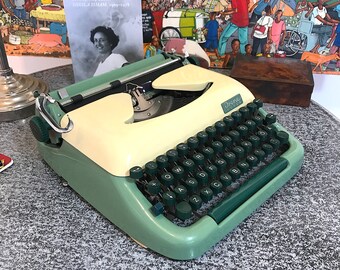 Ein Mid-Century Schmuckstück! Erika Schreibmaschine, Modell 10, 1963 QWERTZ-Tastatur ! Super Zustand mit super Etui. Alles Original Dokumente und Werkzeuge !