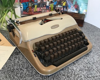 A Rare CORK Platen graces this TRIUMPH Typewriter! Known as the "Safari" Typewriter, from 1957, QWERTY keyboard, Gorgeous Congress Pica Font