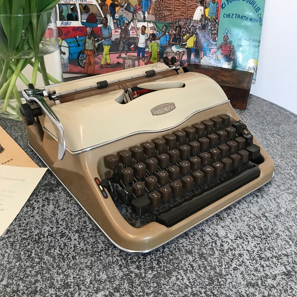 A Rare CORK Platen graces this TRIUMPH Typewriter! Known as the "Safari" Typewriter, from 1957, QWERTY keyboard, Gorgeous Congress Pica Font