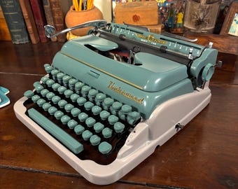 Underwood Typewriter with rare, italic Vertical Script typeface/font! 1956 Quiet-Tab DeLuxe Model. Fully reconditioned with a new platen!