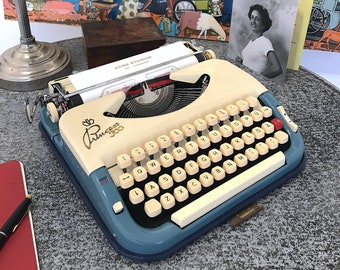 Princess 300 Schreibmaschine 1962 mit Neuer Schreibplatte ! Eine der schönsten Reiseschreibmaschinen die je hergestellt wurden! QWERTZ-Tastatur. Fertig zum schreiben!