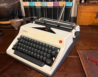 Macchina da scrivere ebraica Olympia SM8 del 1976 in condizioni pari al nuovo. Una macchina da scrivere straordinariamente rara e di pregio. Revisionata professionalmente e garantita.