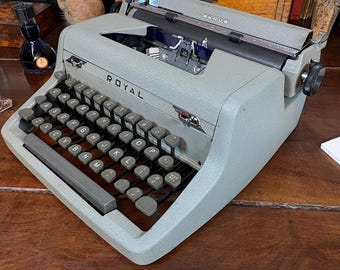 Royal Arrow Typewriter, 1950, QWERTY keyboard, With "Magic Margins" and Tab System. Professionally restored and ready to type!
