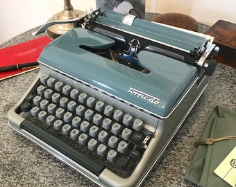 Eine weitere atemberaubende Torpedo-Schreibmaschine „Blue Bird“, QWERTY, Modell 18, 1959, komplett in Originalfarbe! Neue Platte! Die berühmte Blue-Top-Schreibmaschine!