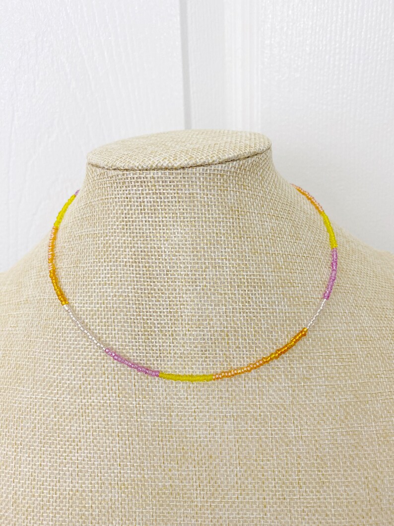 Pink Purple Yellow Transparent Glass Dainty Seed Bead Choker Necklace Boho Beaded Choker Minimal Necklace Choker Thin Necklace Tiny Necklace Bild 1