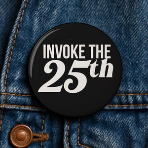 Een beroep doen op de 25e wijzigingsknop pin 8647 fuck trump fuck maga liberale blauwe golf