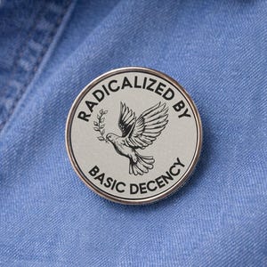 Przypinka „Radicalized By Basic Decency” – dodatek do aktywizmu, gadżet na protest polityczny