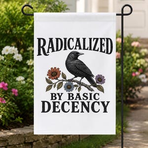 Peut inclure: Un drapeau de jardin rectangulaire blanc avec une illustration noire d'un oiseau perché sur une branche avec des fleurs orange, bleues et violettes. Le texte RADICALIZED BY BASIC DECENCY est imprimé en lettres capitales noires.