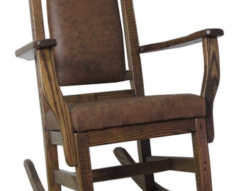 Mecedora de madera de estilo rústico tradicional con asiento tapizado y  respaldo alto, madera marrón, acabado natural acolchado