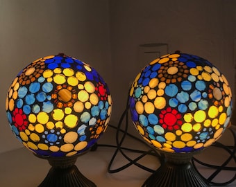 Réservées à Chad. Lampe dans les tons de bleu, ambre et rouge