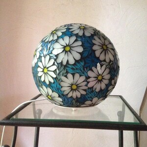 Sur commande. Lampe boule en mosaïque vitrail image 3