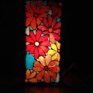 Sur commande. Lampe en mosaïque vitrail dans les couleurs d'orange et de bleu turquoise. image 2