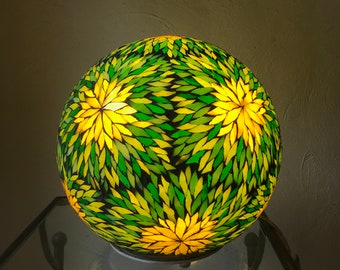 Soleil vert. Lampe boule en mosaïque vitrail.