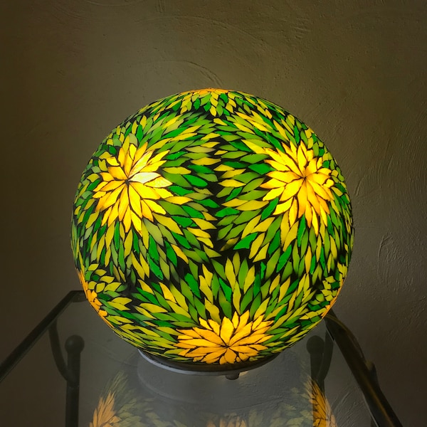 Soleil vert. Lampe boule en mosaïque vitrail.