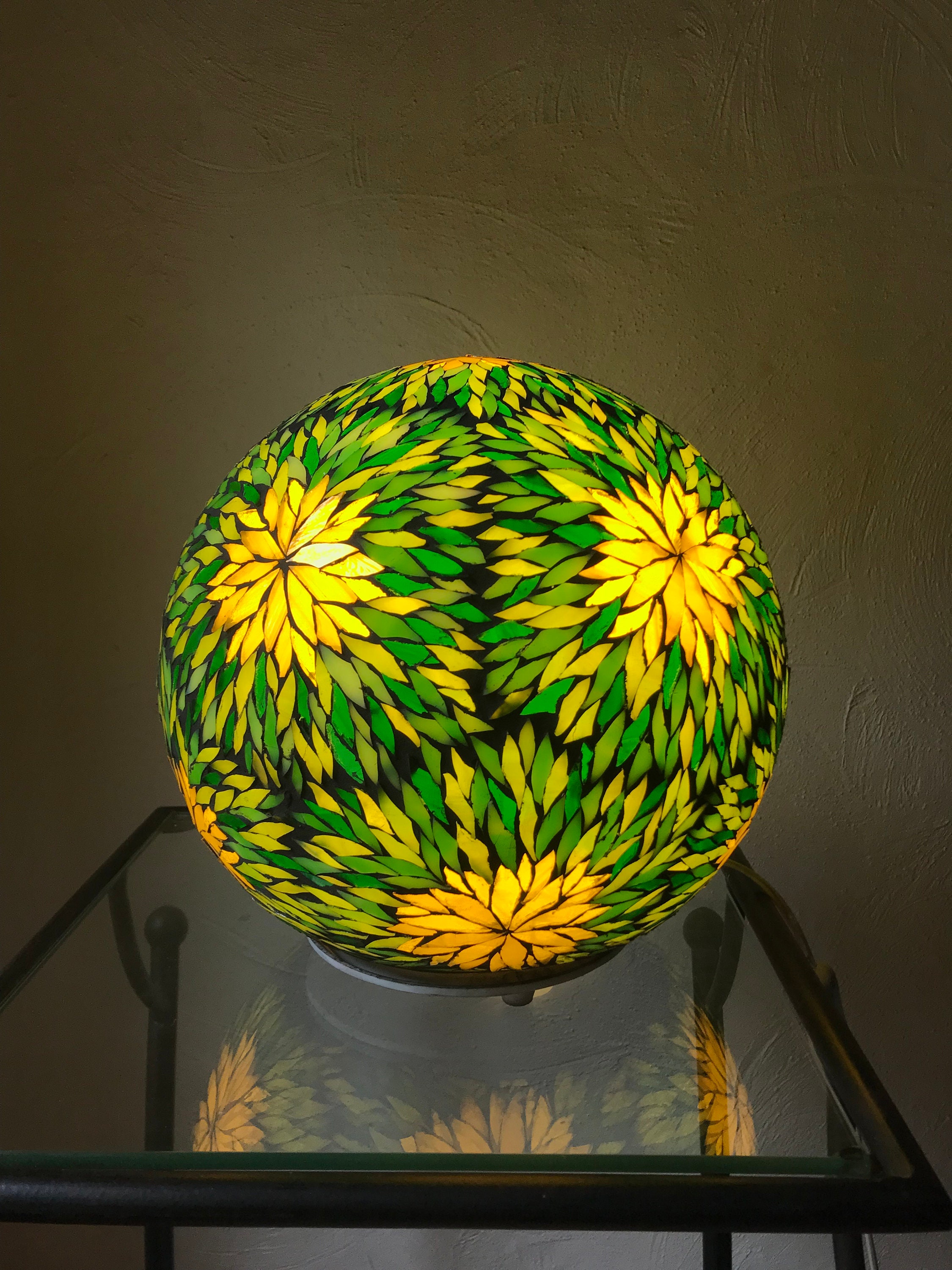 Réservée à Catriona. Lampe Boule en Mosaïque Vitrail.