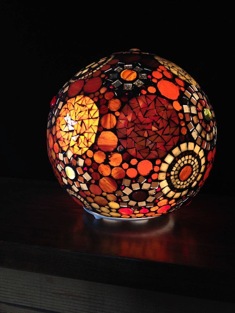 Ethnique et colorée, lampe boule en mosaïque vitrail. image 4