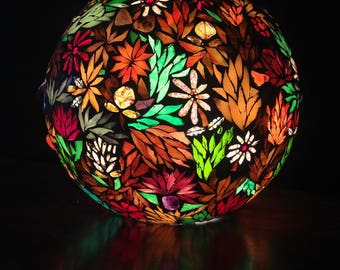 Sur commande.  Lampe boule en mosaïque de verre, pierre de gemmes et perles tchèques .