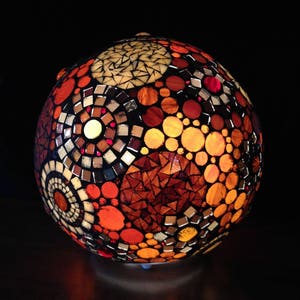 Ethnique et colorée, lampe boule en mosaïque vitrail. image 3