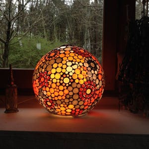 Sur commande. Une nouvelle lampe boule de style ethnique en orange et gris. image 2