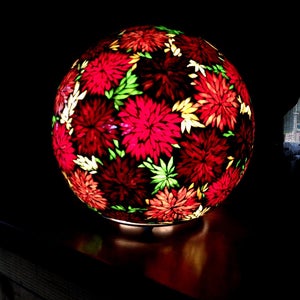 Le jardin des mille et une nuits. Lampe boule en verre et mosaïque vitrail. image 1