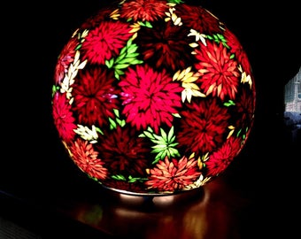 Le jardin des mille et une nuits. Lampe boule en verre et mosaïque vitrail.