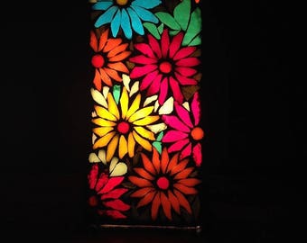 Sur commande. Geb en association avec Gaia. Lampe en mosaïque vitrail.