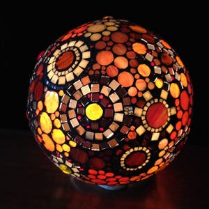 Ethnique et colorée, lampe boule en mosaïque vitrail. image 2