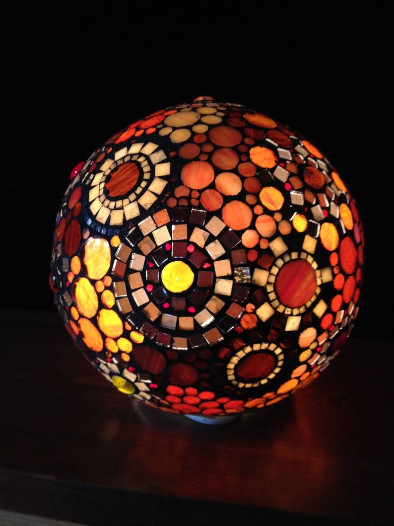 Ethnique et colorée, lampe boule en mosaïque vitrail. image 2