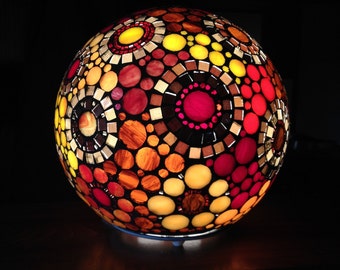 Sur commande. Lampe boule à poser en mosaique de verre