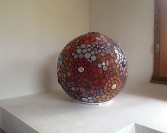 Sur commande. Lampe boule en mosaïque de verre, cabochons et perles.