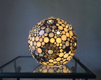 Orage. Lampe boule en mosaïque de verre vitrail