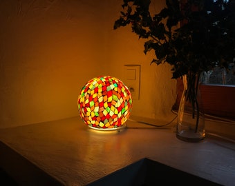 Réservée Hannecke. Lampe boule en mosaïque vitrail