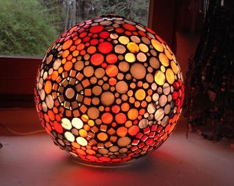 Sur commande.  Lampe boule en mosaïque vitrail dans les tons d' orange et de gris.