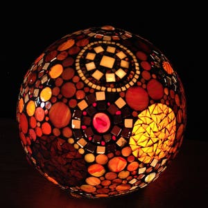 Ethnique et colorée, lampe boule en mosaïque vitrail. image 1