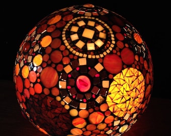 Ethnique et colorée, lampe boule en mosaïque vitrail.