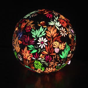 Sur commande. Lampe boule en mosaïque de verre, pierre de gemmes et perles tchèques . image 4