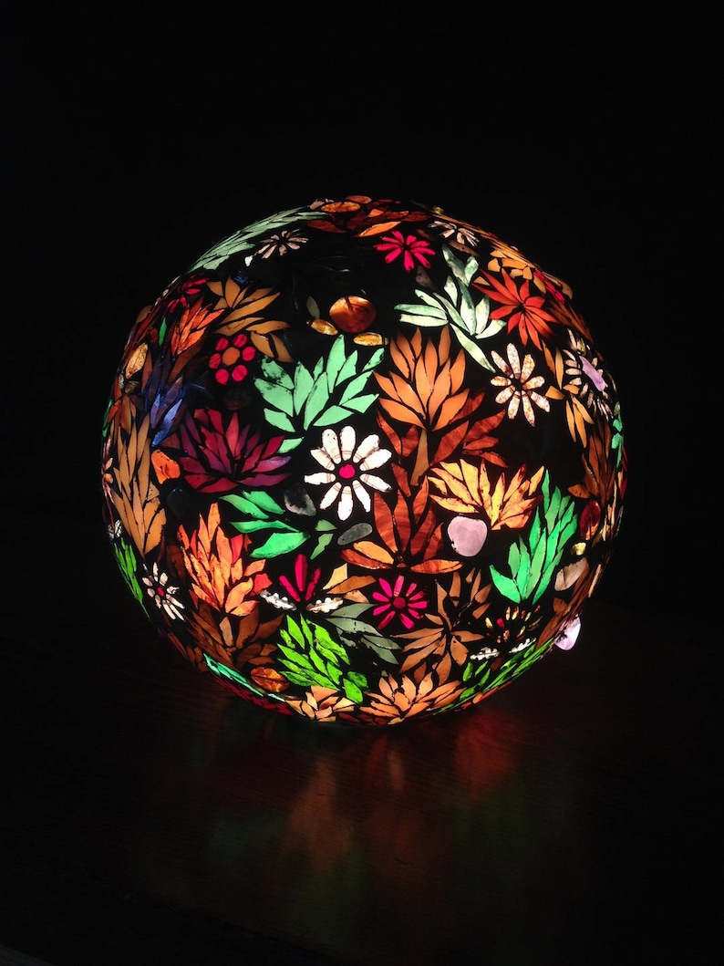 Sur commande. Lampe boule en mosaïque de verre, pierre de gemmes et perles tchèques . image 4