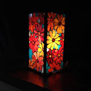 Sur commande. Lampe en mosaïque vitrail dans les couleurs d'orange et de bleu turquoise. image 3