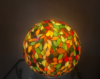 Automne. Lampe boule en mosaïque de verre vitrail.