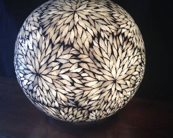 Sur commande. Magnifique lampe boule couverte de tesselles en verre tiffany.