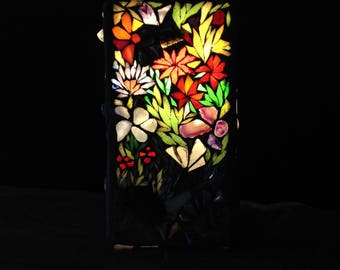 Sur commande. Mixed border : un jardin à l'anglaise. Lampe bijou ou lampe sculpture couverte de pierres de gemmes de formes et de couleurs