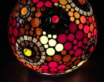 Sur commande.  Ethnique et colorée, une nouvelle lampe boule en mosaïque vitrail.