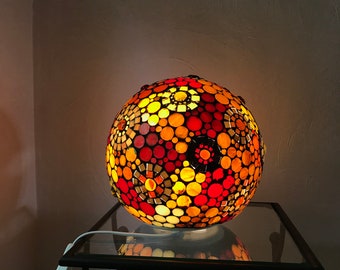 Réalisée sur commande. Lampe boule en mosaïque vitrail