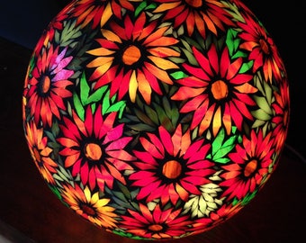 Le printemps à portée des yeux. Dans la série des fleuries,  lampe boule en mosaïque vitrail.