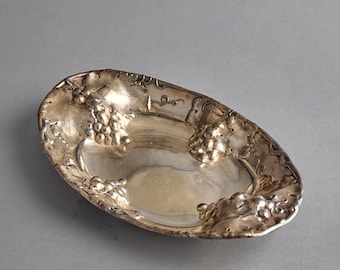 1903 Quadruple Silver Plated Grapevine Design Plate Richfield Plate Co