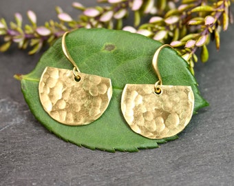 Pendientes de latón martillado, pendientes geométricos de oro, pendientes de oro geométricos, pendientes boho de oro, pendientes étnicos de oro, pendientes pequeños